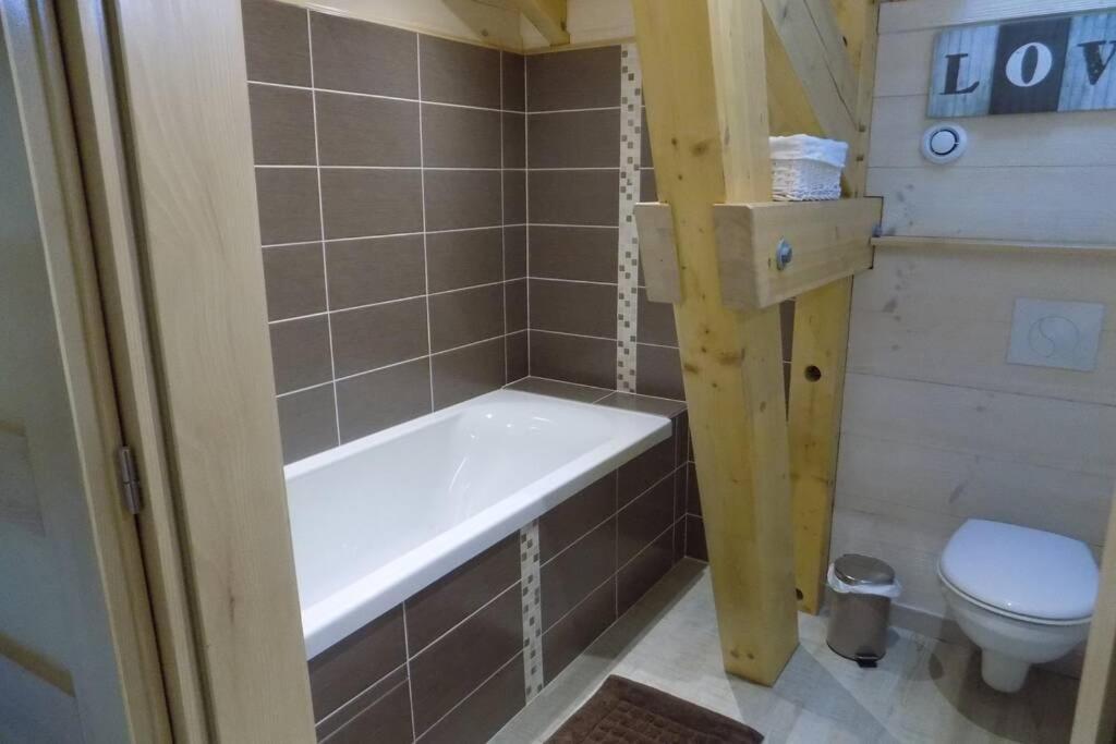 Chalet Des Charbonniers Avec Etang Saint-Maurice-sur-Moselle Exterior foto
